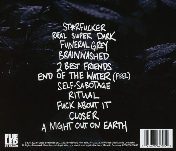 CD-Cover mit weißem Text auf Schwarz. Songtitel sind aufgelistet. Der Hintergrund hat dunkle, abstrakte Formen.