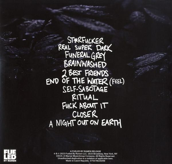 Albumcover mit weißem Text auf dunklem grauem Hintergrund. Songtitel sind vertikal angeordnet.