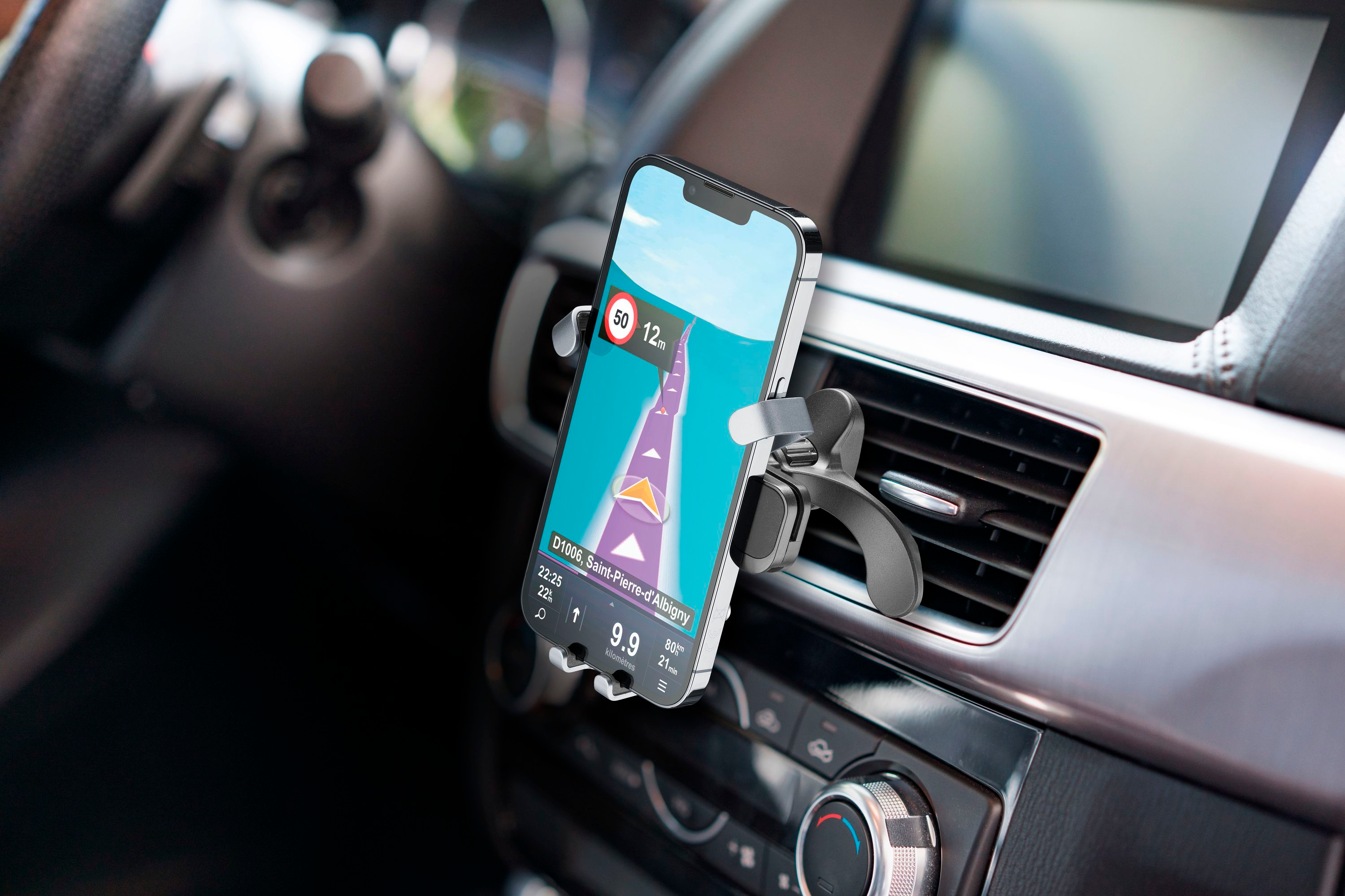 Smartphone im Auto montiert, Navigations-App mit Geschwindigkeitsbegrenzung.