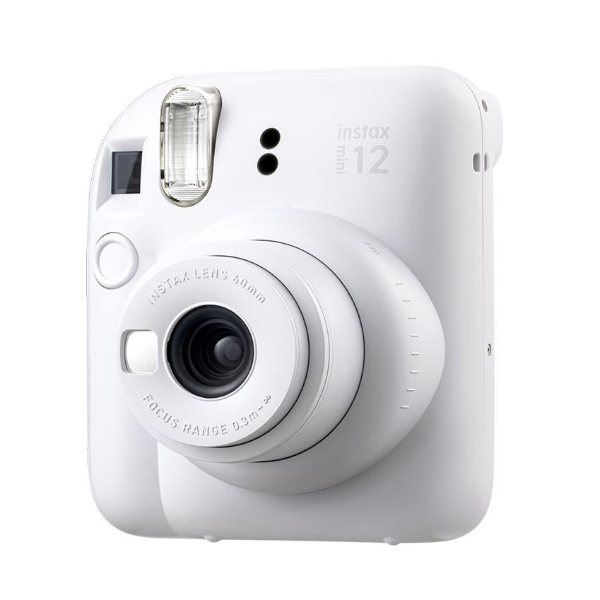 Beyaz Instax Mini 12 kamera, önden görünüm, flaş ve lens görünüyor.