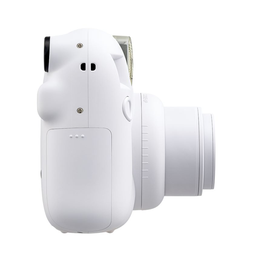 Beyaz arka plan üzerinde yandan görülen, lens, flaş ve düğmeleri olan beyaz anında fotoğraf makinesi.