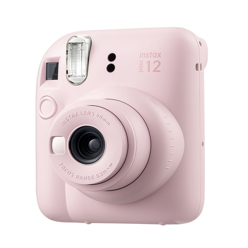 Beyaz bir arka plan üzerinde bir lens ve flaşlı, açık pembe bir Instax Mini 12 kamera.