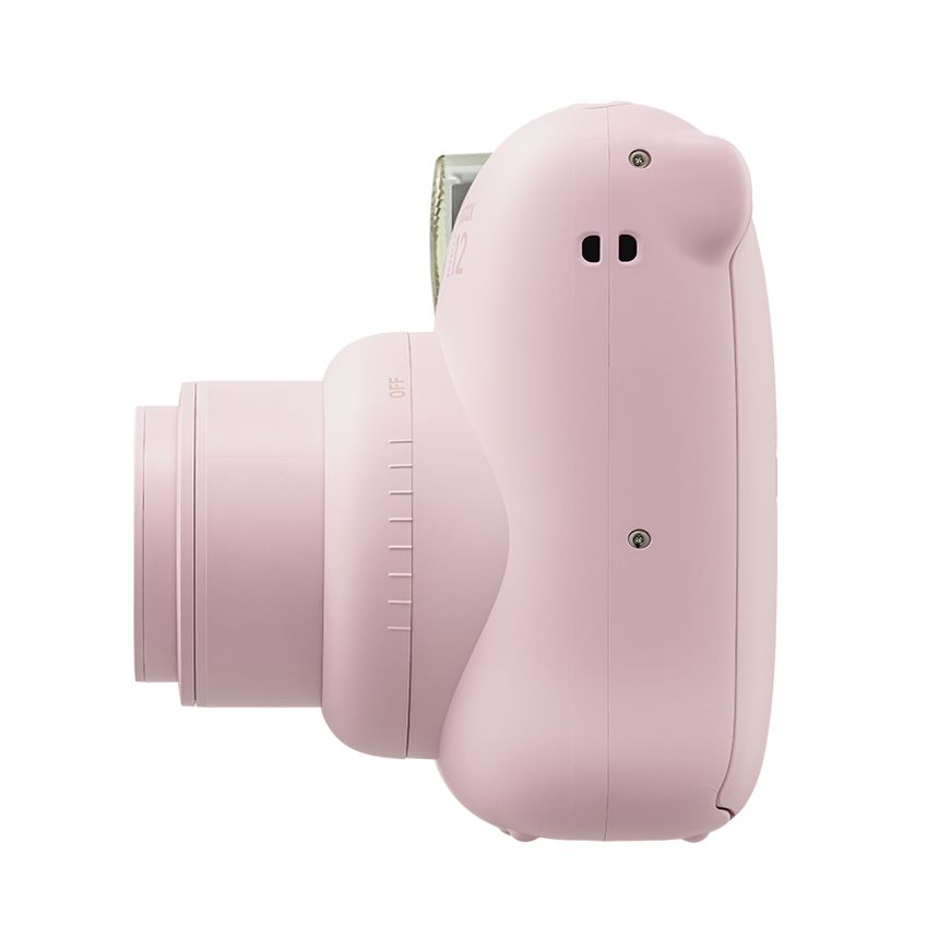 Pembe Instax kamera. Lens solda, flaş üstte ve gövde pembe.