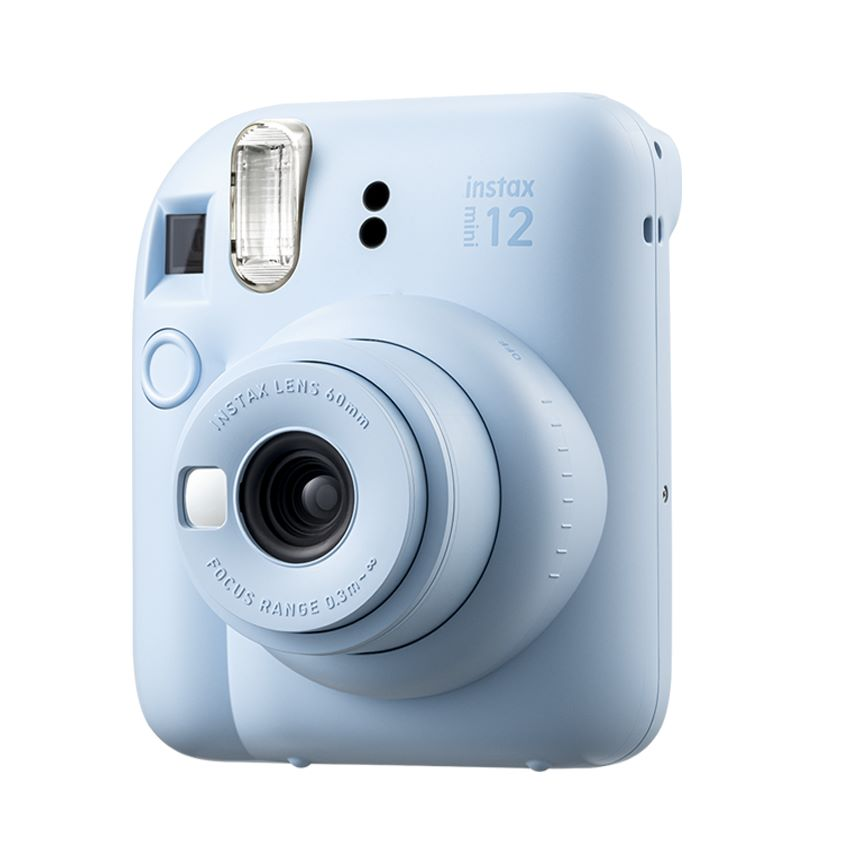 Beyaz arka plan üzerinde açık mavi Instax Mini 12 anında fotoğraf makinesi.