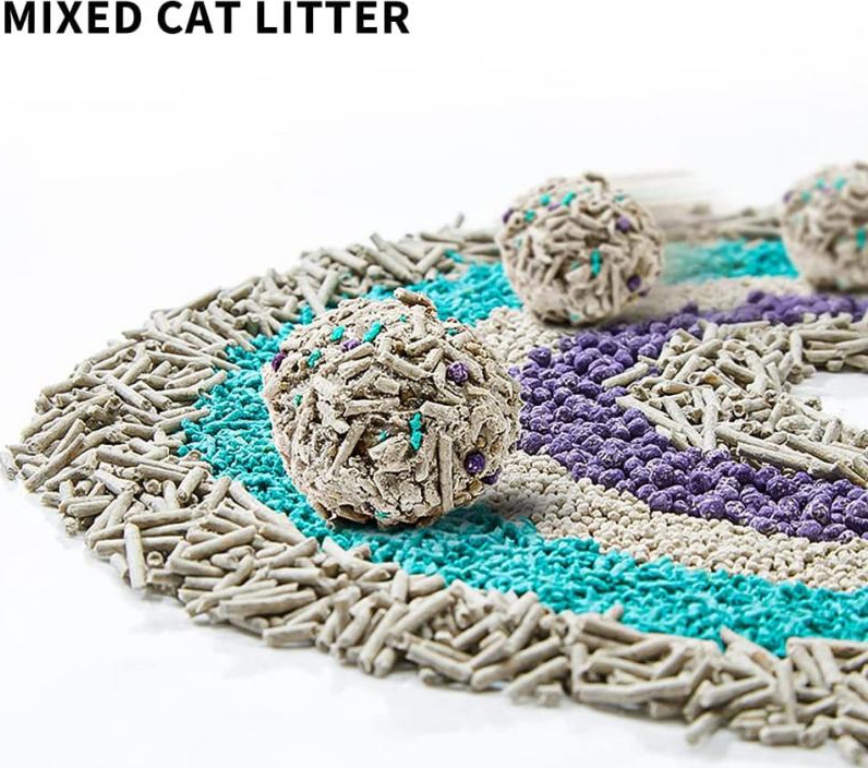 Lettiera mista per gatti con più colori e trame. Ci sono tre palline di lettiera.