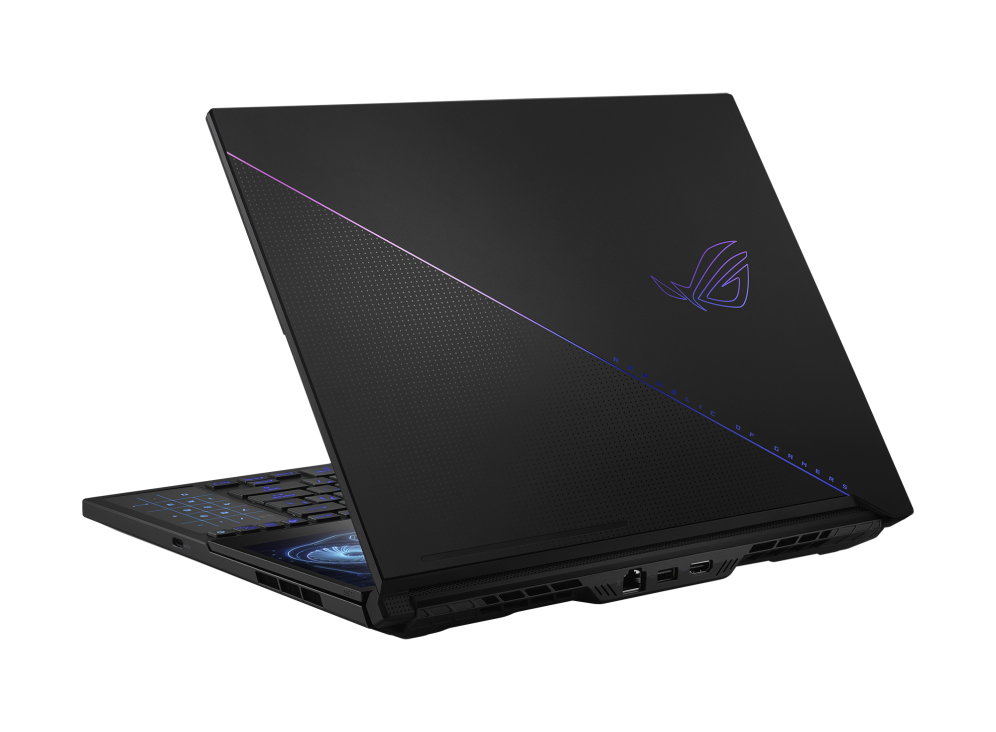 Un portátil con una cubierta negra, con el logotipo de ROG, sobre un fondo blanco.