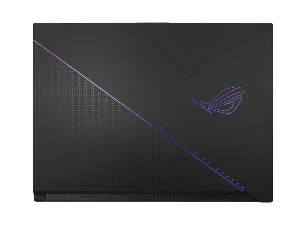 La parte superior de un portátil negro con un logotipo ROG y un diseño diagonal con texto.