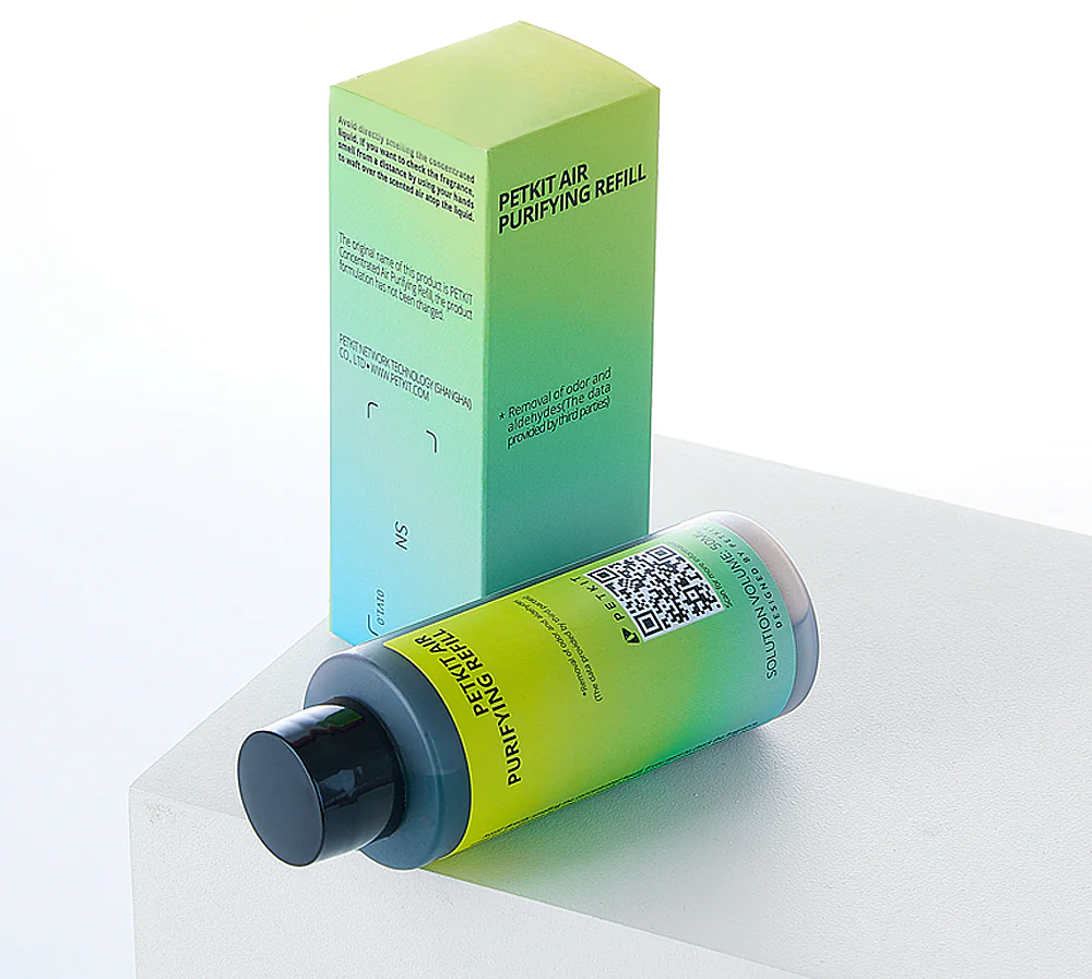 Flacone e scatola Petkit Air Purifying Refill, verde e bianco, su superficie bianca.