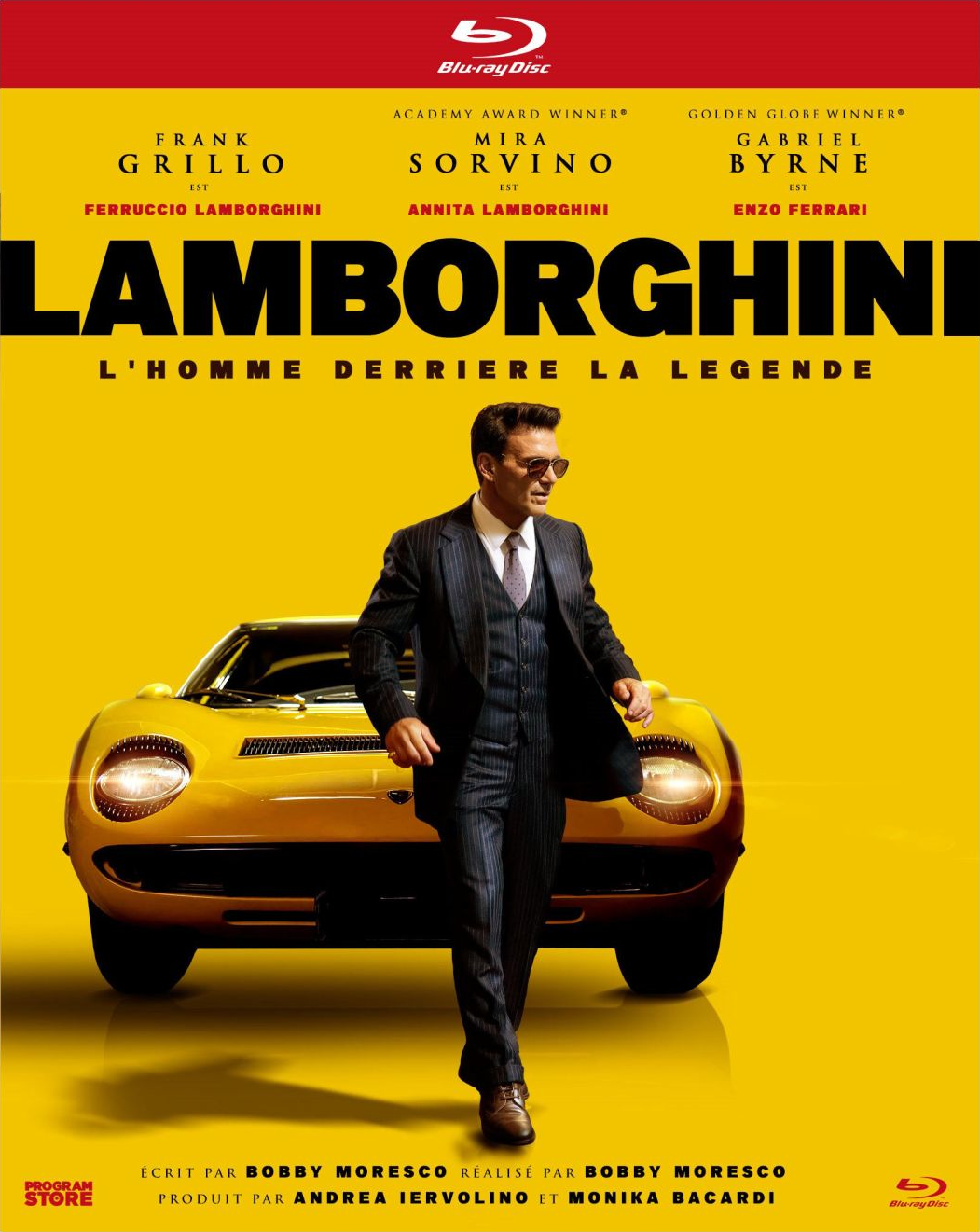 Une affiche de film. Un homme en costume se tient à côté d'une voiture jaune. Le titre est 'LAMBORGHINI'.
