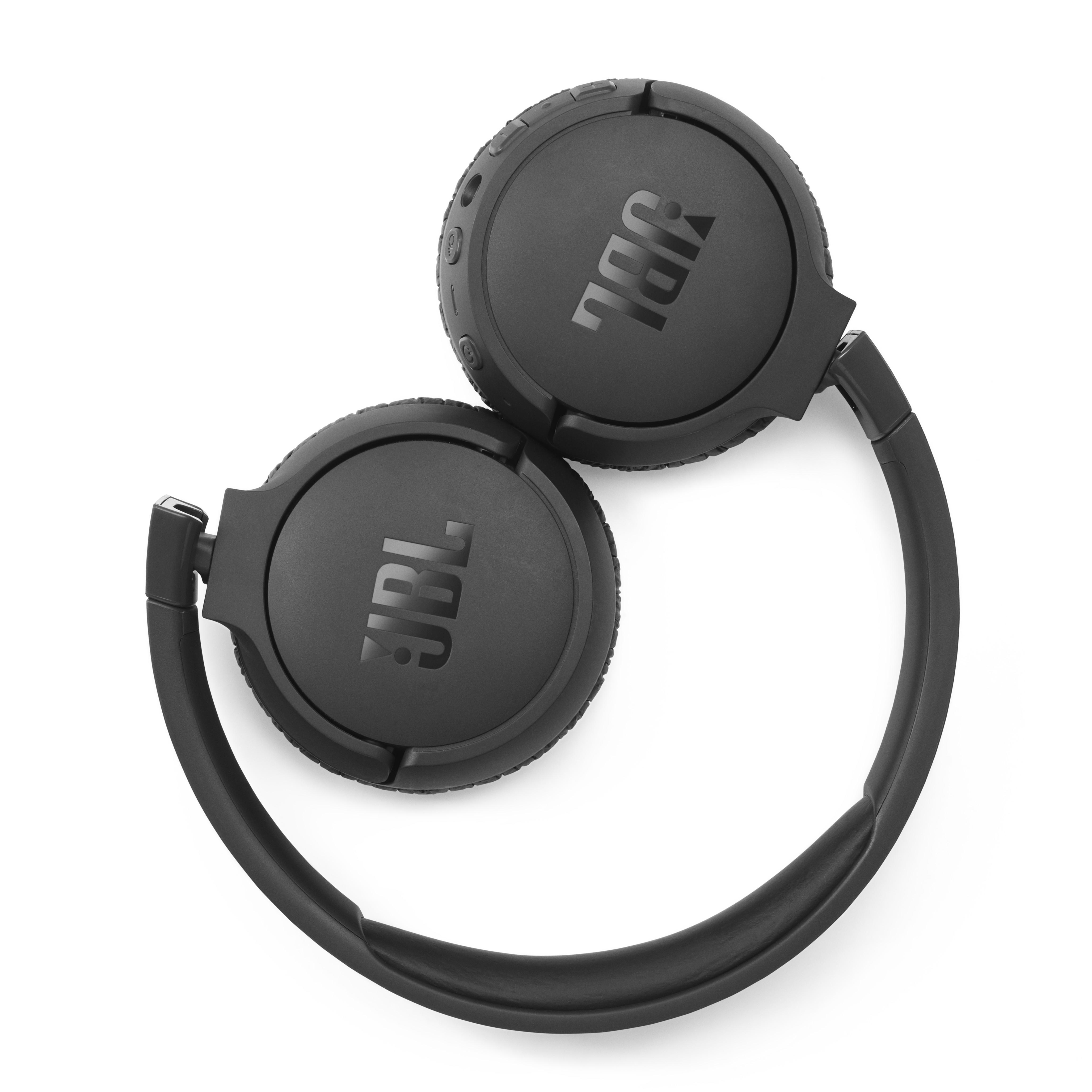 Ein Paar schwarze JBL-Kopfhörer auf weißem Hintergrund.