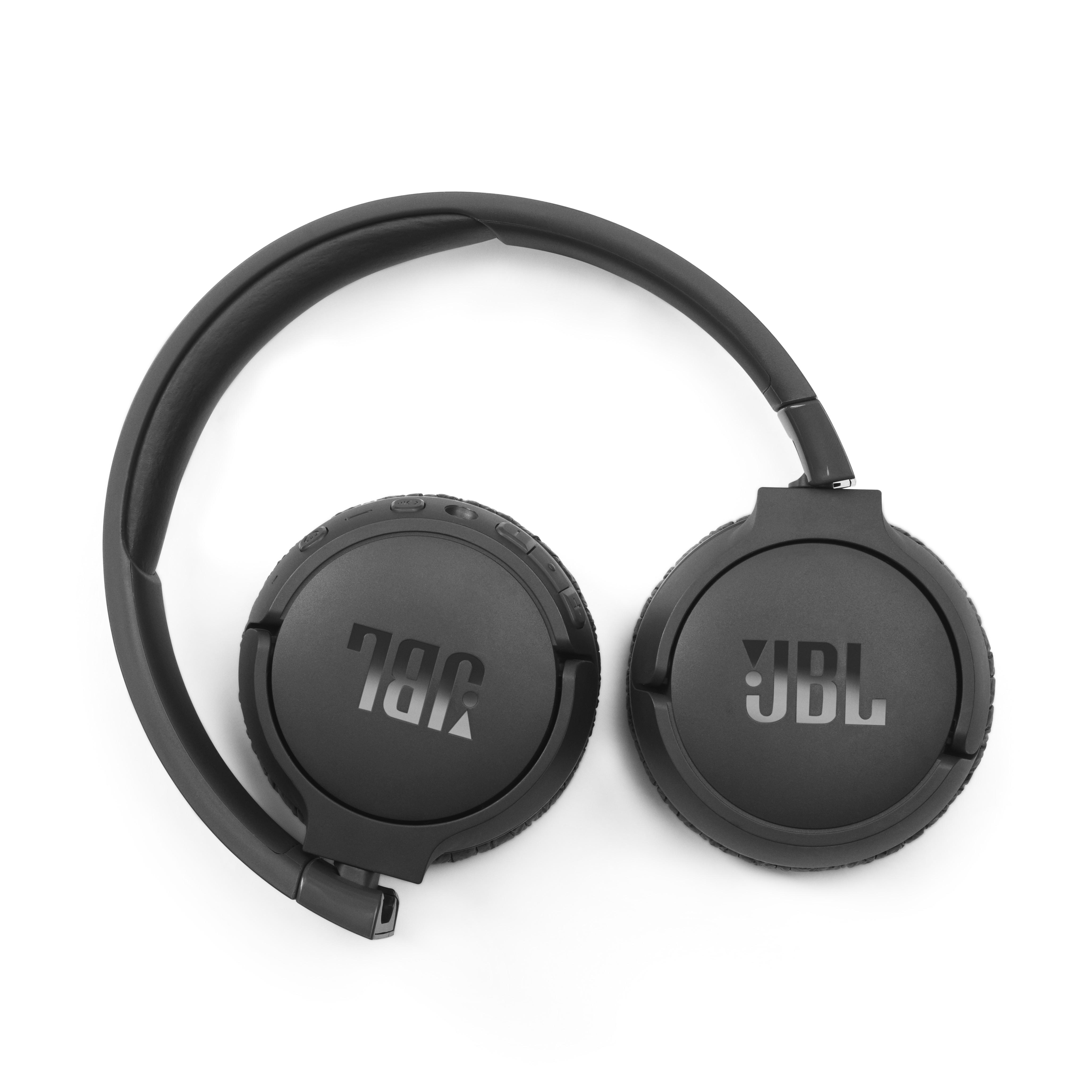 Gefaltete schwarze JBL-Kopfhörer auf weißem Hintergrund.