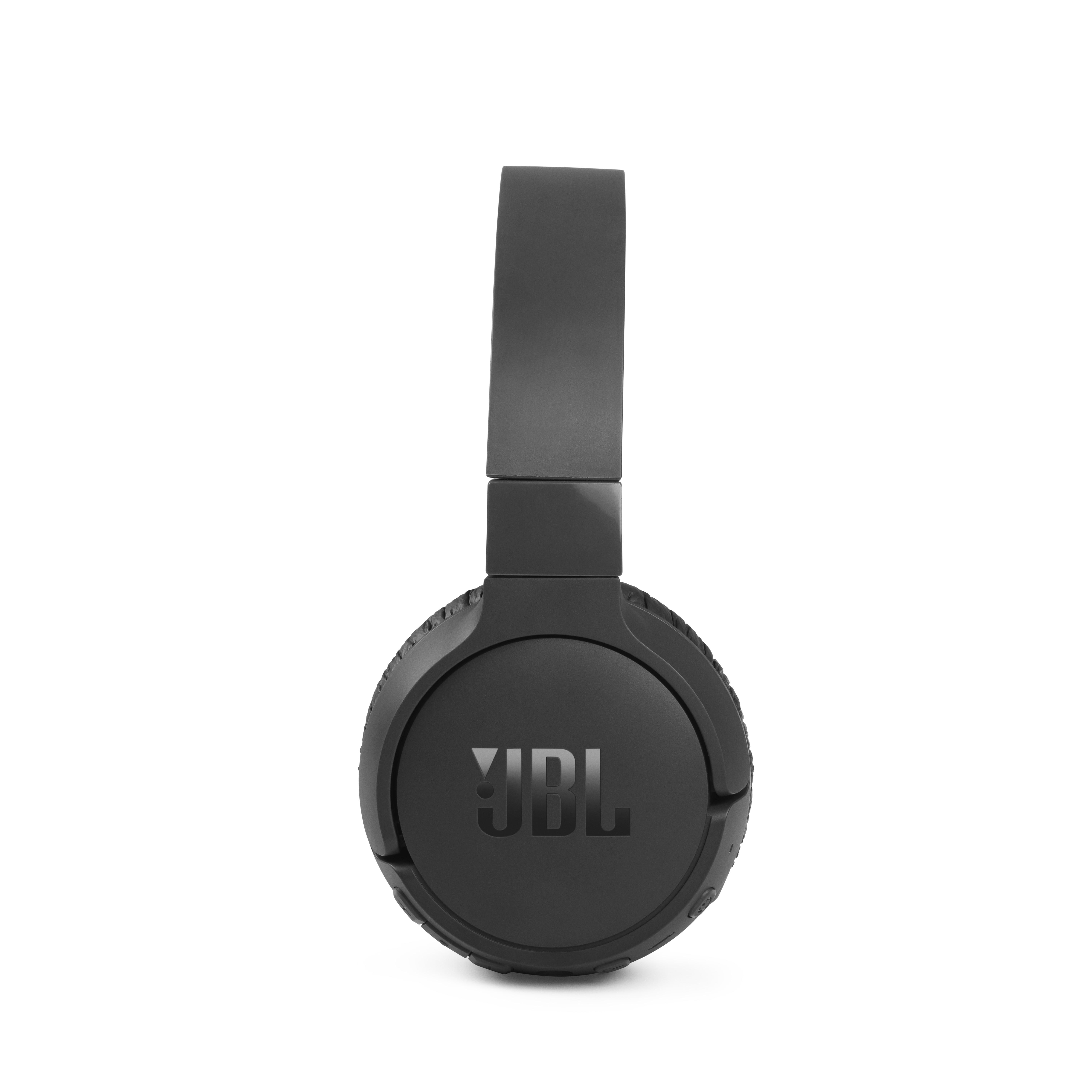 Schwarze JBL-Kopfhörer auf weißem Hintergrund. Das Logo JBL ist in der Mitte.