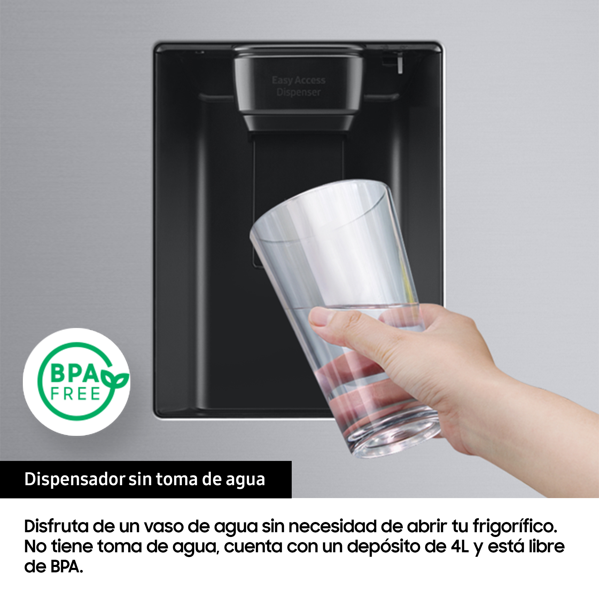 Mano llenando un vaso con agua de un dispensador de nevera. Etiqueta sin BPA.