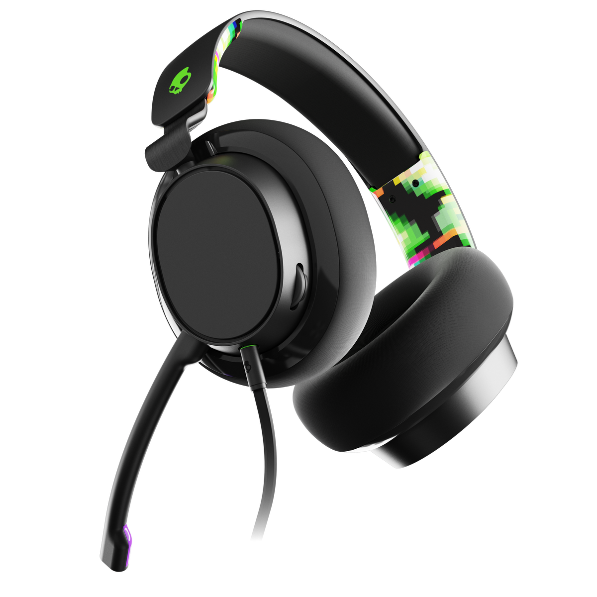 Fekete gamer headset mikrofonnal, fekete háttér előtt.