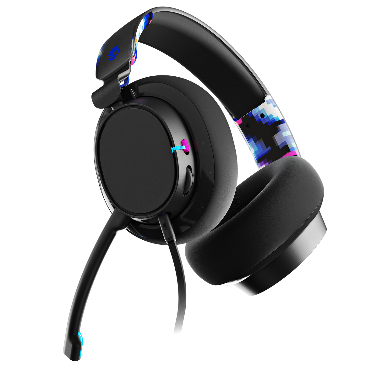 Fekete gamer headset. Fekete mikrofon. Színes díszítések a fejpánton. Sötét háttér. Kék fény az oldalon.