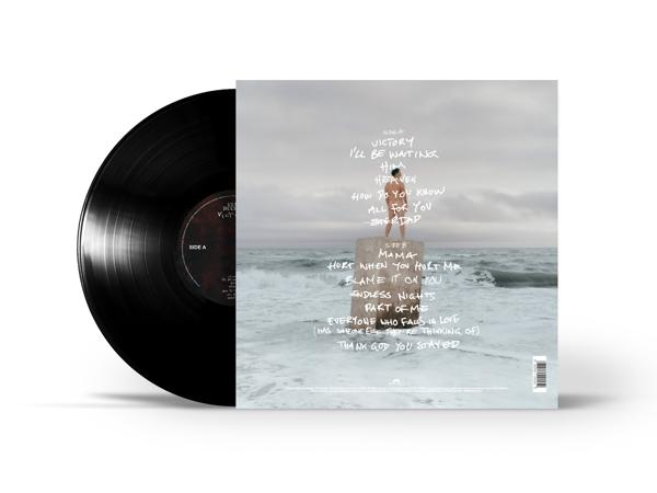 Vinyl-Album mit weißem Hintergrund. Das Albumcover zeigt eine Frau auf einem Felsen am Meer.