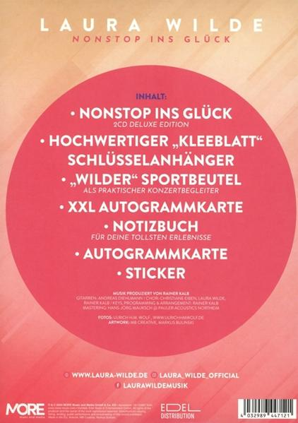 Ein Laptop, der über Kabel mit einem Hub auf einer weißen Oberfläche verbunden ist.