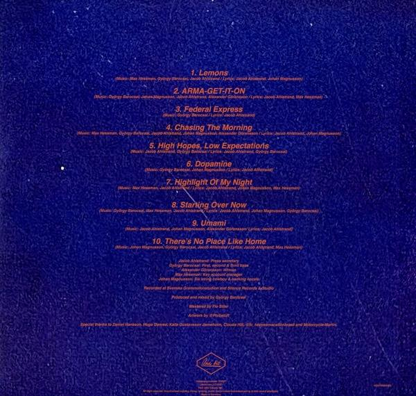 Album-Trackliste auf blauem Hintergrund, mit Songtiteln und Credits in weißem Text aufgeführt.