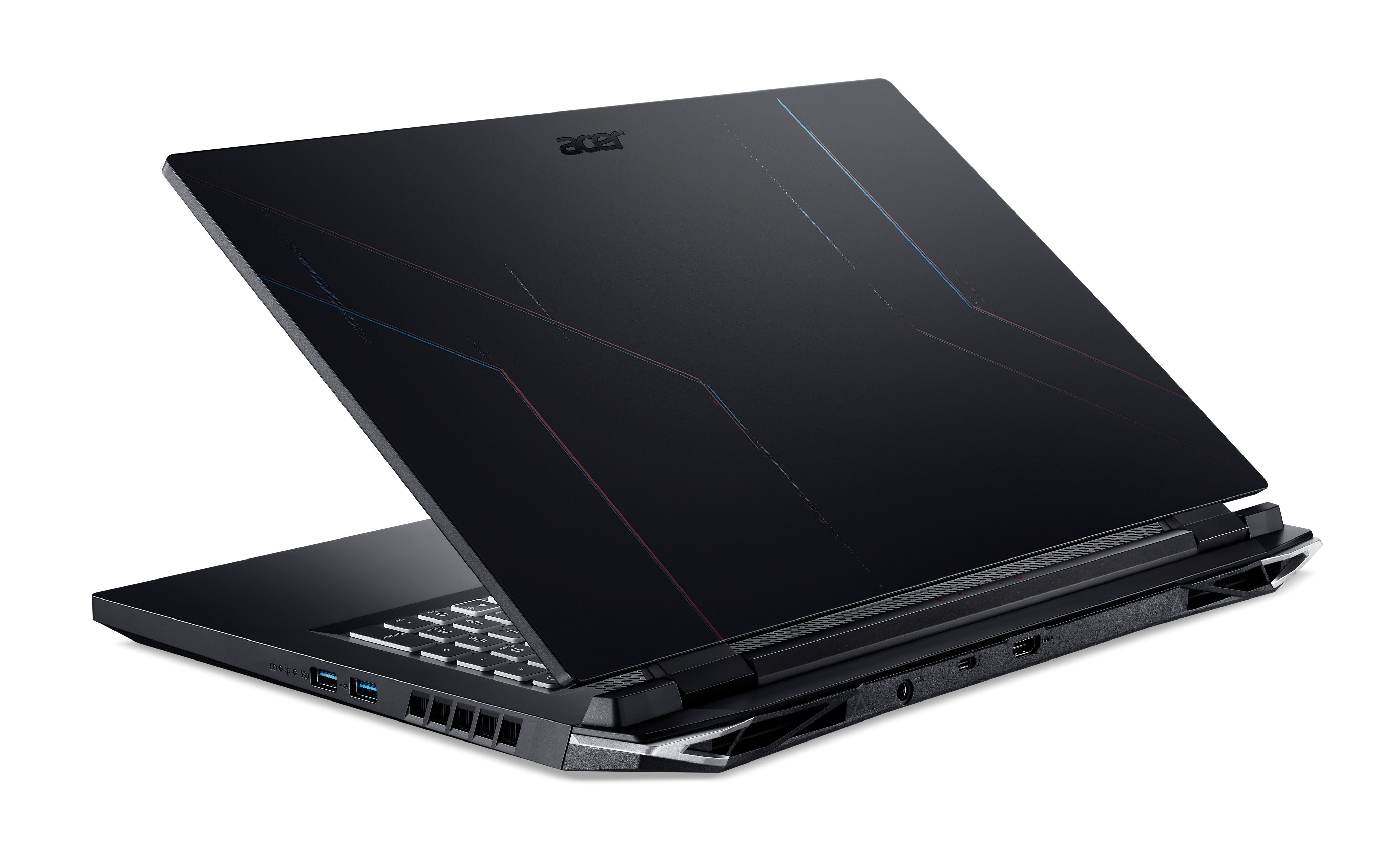 Ein grauer Laptop, geöffnet, Tastatur zeigend, auf weißer Oberfläche.