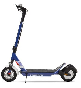 Niebiesko-biała hulajnoga elektryczna, widok z boku na białym tle.