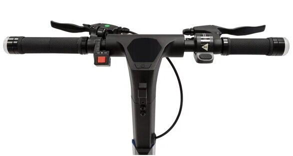 Fantastyczny pokój z półkami na książki, unoszącym się urządzeniem i dwiema postaciami.