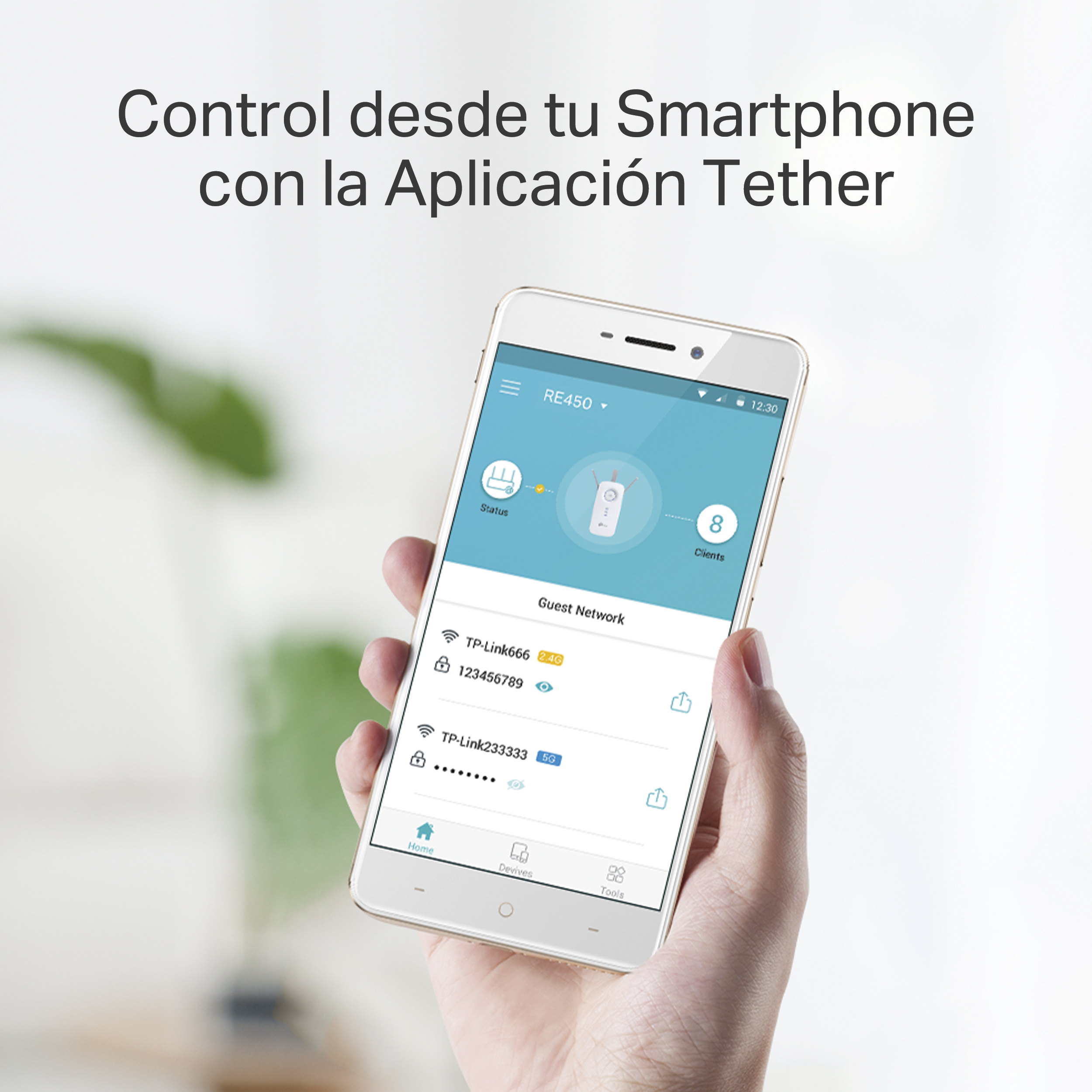 Una mano sosteniendo un smartphone que muestra la interfaz de la aplicación TP-Link Tether.