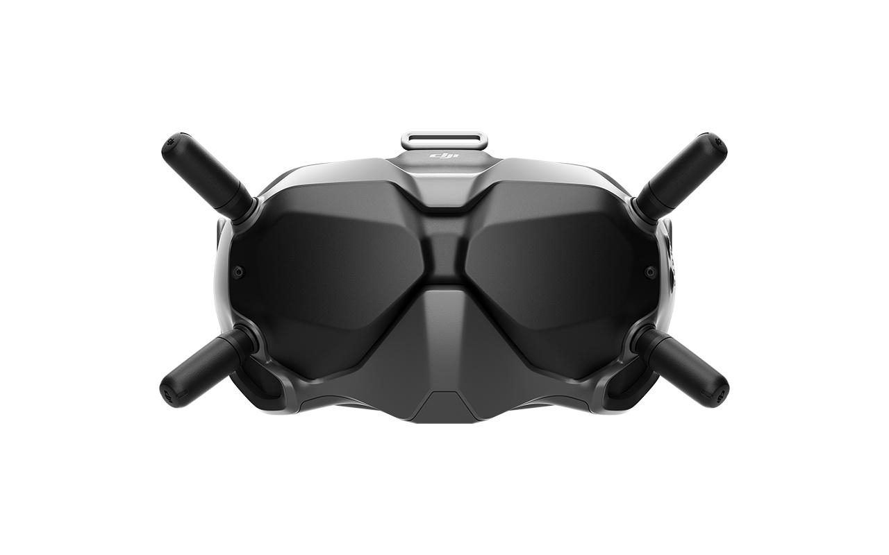 Schwarze DJI FPV-Brille, mit vier hervorstehenden Antennen, vor weißem Hintergrund.