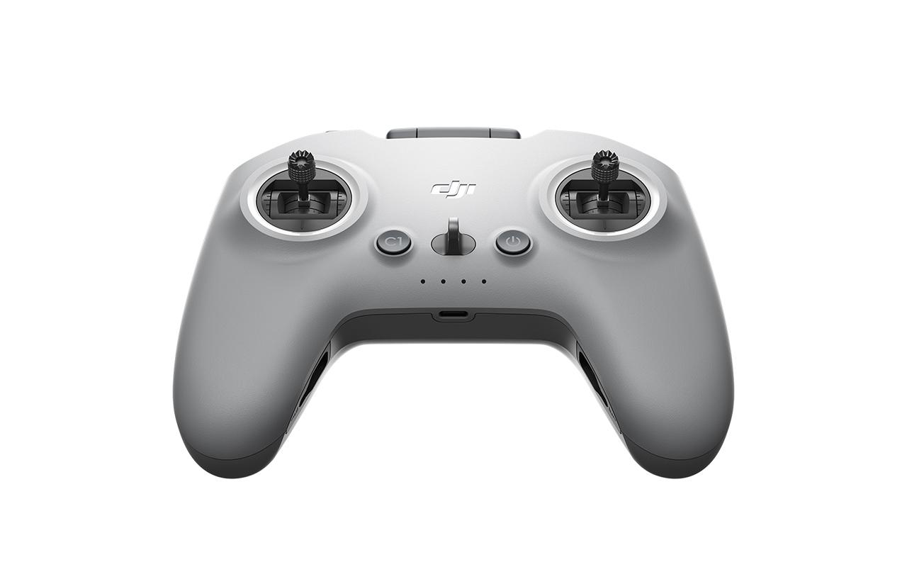 Eine graue Drohnensteuerung mit zwei Joysticks und Knöpfen. Sie befindet sich auf weißem Hintergrund.