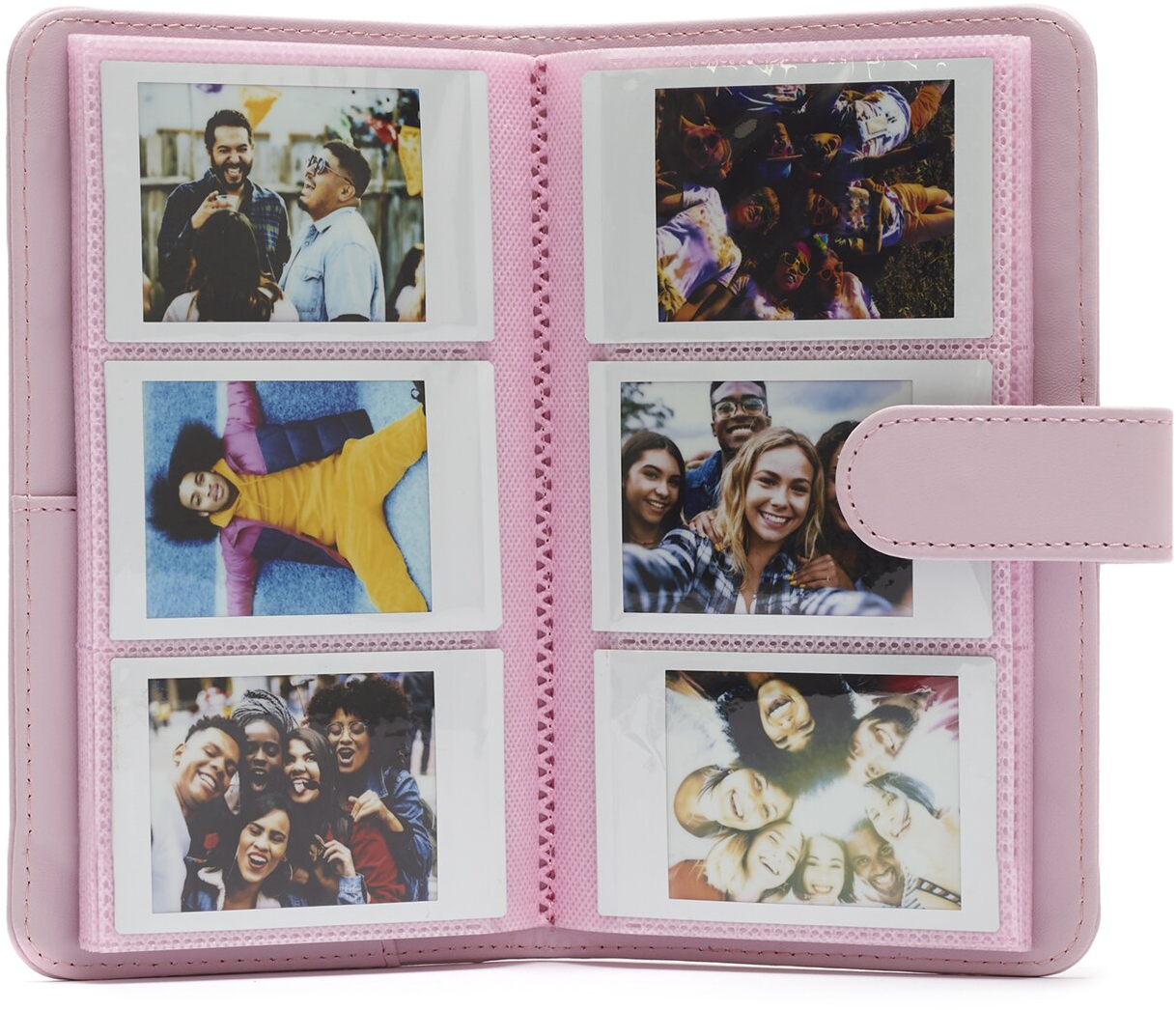 Geöffnetes rosa Fotoalbum mit sechs Fotos von Personengruppen. Fotos sind in Plastikhüllen.