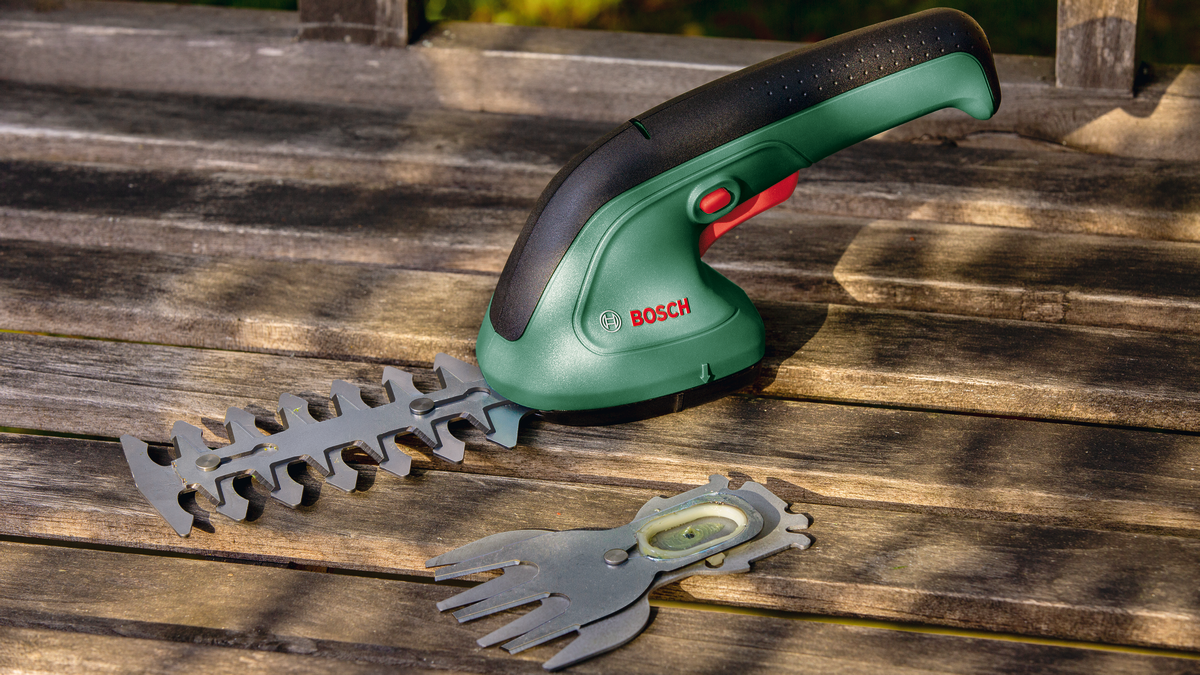 Bosch sövényvágó pengékkel. Zöld és fekete test. Pengék és kiegészítő penge látható.