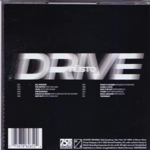 A CD borítója fekete, a 'DRIVE' szó fehér, elmosódott betűkkel, alatta a 'TESTO' felirattal.