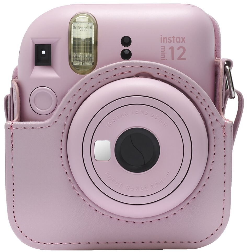 Pinke Instax Mini 12 Kamera in passendem Case mit Objektiv, Blitz und Bedienelementen sichtbar.