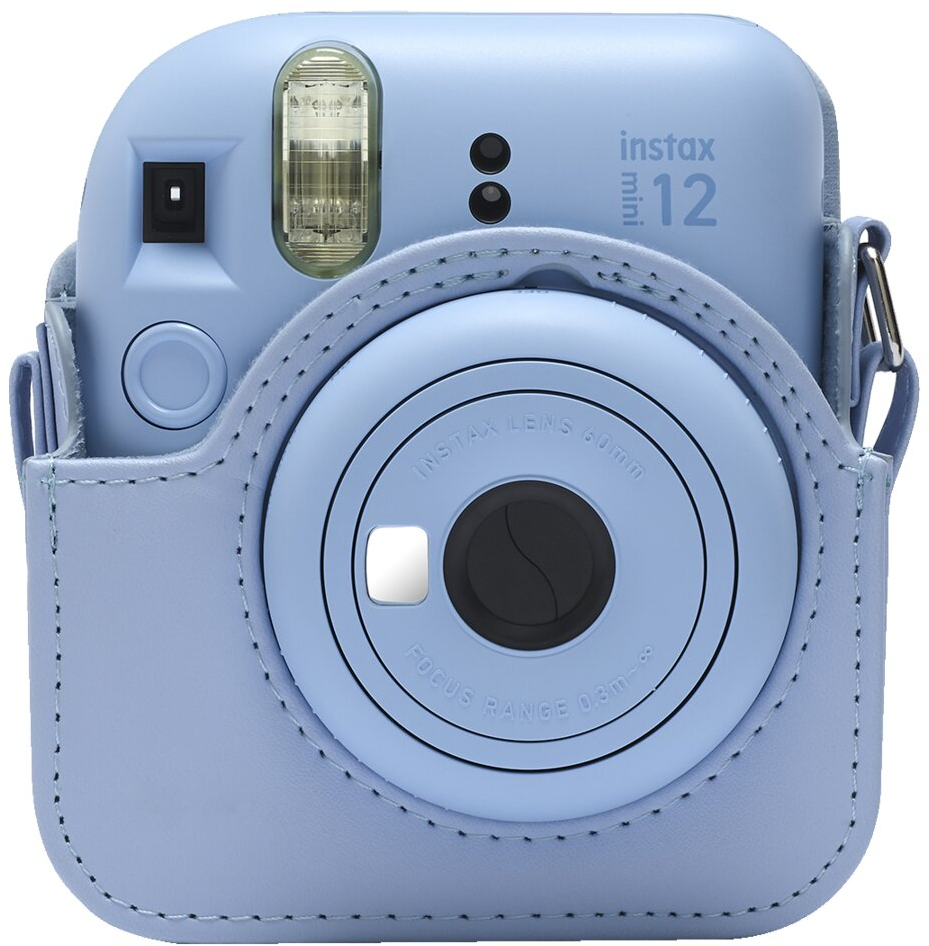 Eine hellblaue Instax Mini 12 Kamera in einem passenden Etui, angewinkelt, um das Objektiv zu zeigen.