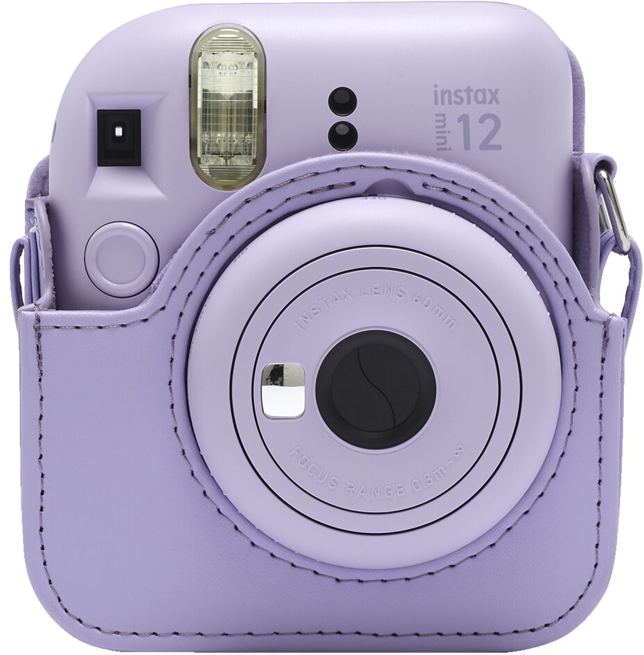 Eine lavendelfarbene Instax Mini 12 Kamera in einer passenden Hülle. Die Kamera ist zentriert.