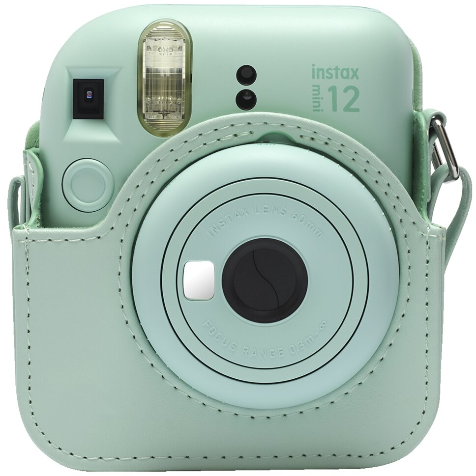 Minzgrüne Instax Mini 12 Kamera mit Hülle. Weißer Hintergrund.