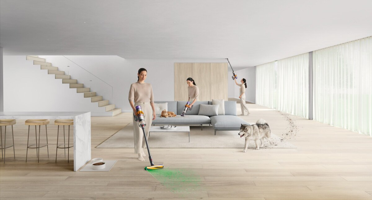 Trzy kobiety odkurzają dom z Dysonem. Obecny jest pies, w powietrzu unoszą się jakieś zanieczyszczenia.
