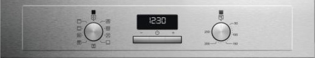 Panel sterowania piekarnika z pokrętłami i wyświetlaczem cyfrowym.