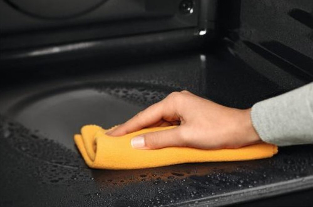 Mysz Logitech M185 w opakowaniu z odbiornikiem USB i baterią.