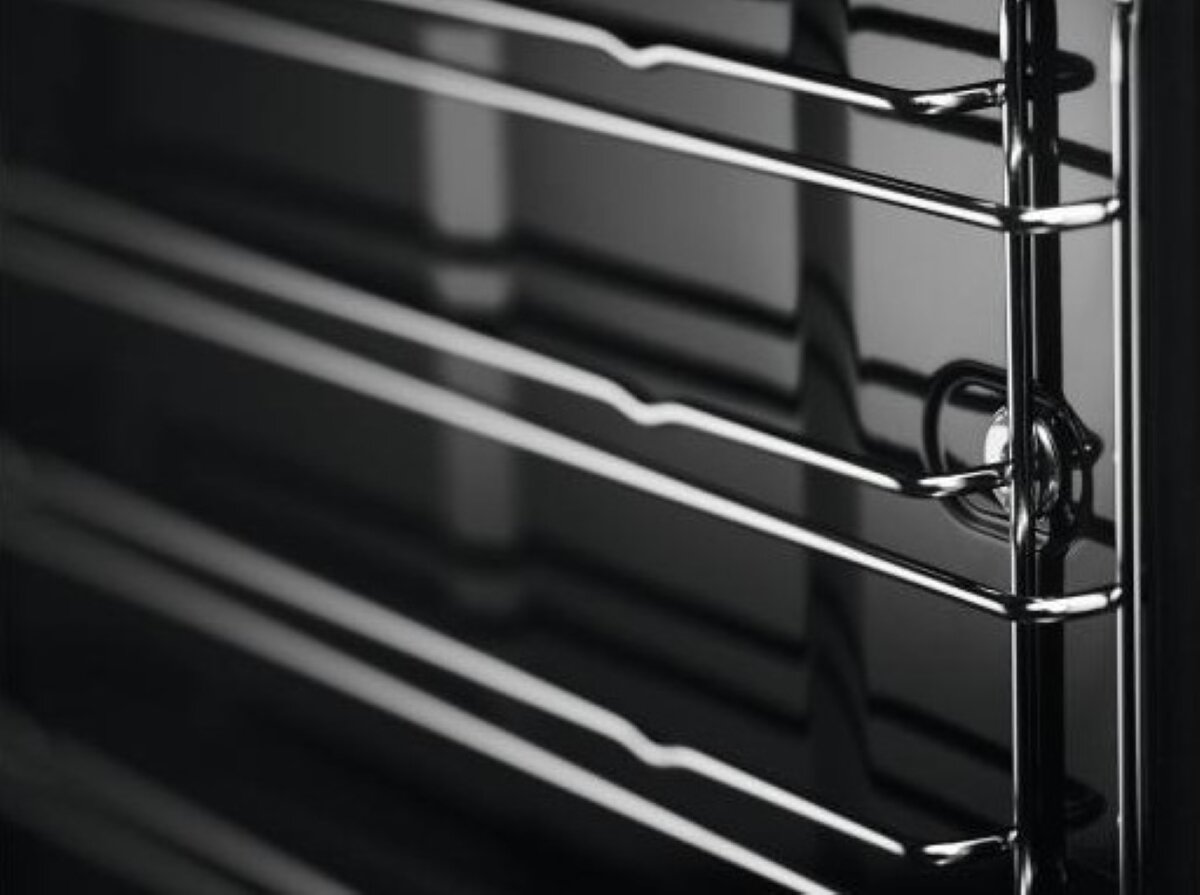 Zbliżenie na ruszty piekarnika w piekarniku, stal nierdzewna.