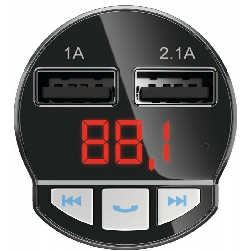 Srebrno-czarna mysz do gier leży na czarnej podkładce. Widoczne są słuchawki.
