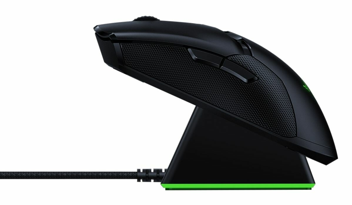 Czarna mysz do gier na stacji ładującej.