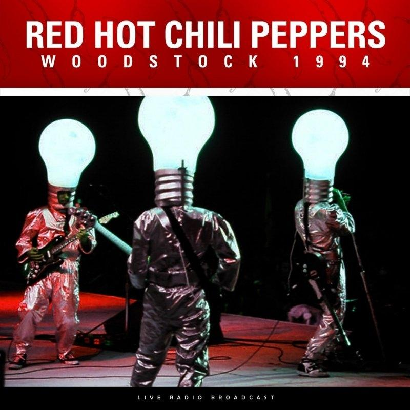 A Red Hot Chili Peppers ezüst ruhában és óriási világító izzókkal a fején Woodstockban 1994-ben.