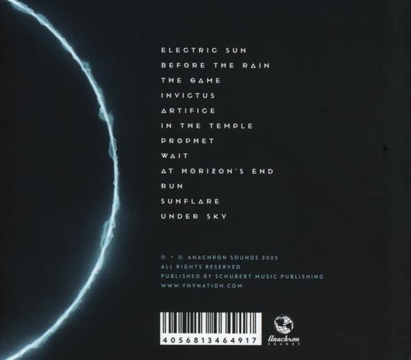 CD-Rückseite mit weißem Text auf dunkelblauem Hintergrund.