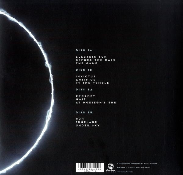 Ein schwarzes Vinyl-Albumcover mit Titellisten und einem hellweißen kreisförmigen Design auf dunklem Hintergrund.
