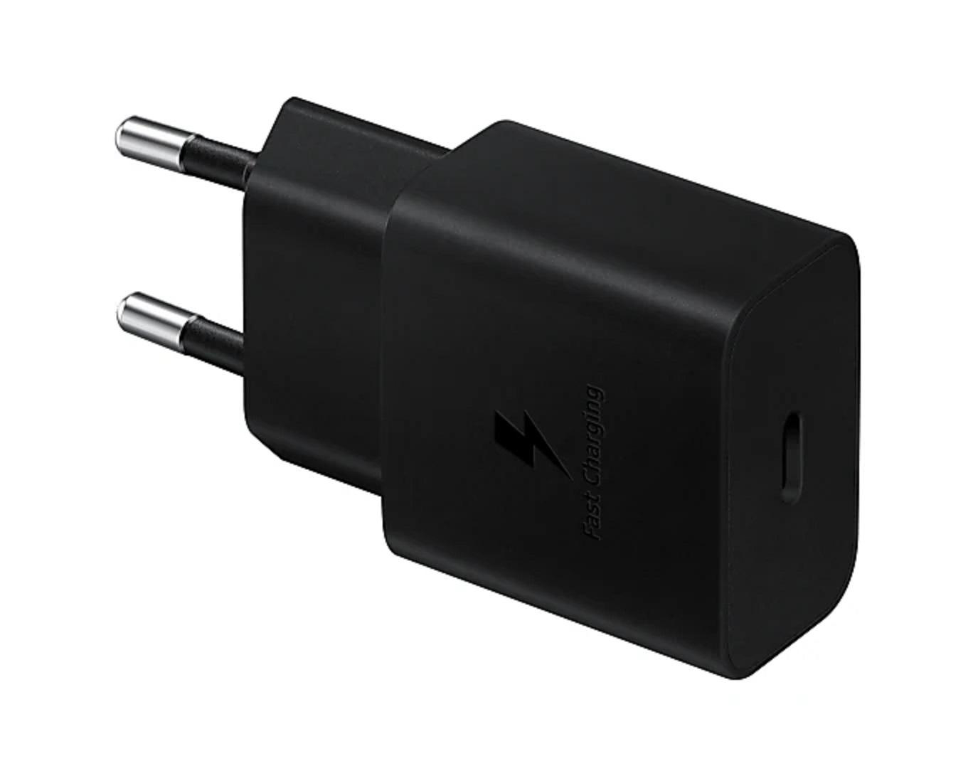 Ein schwarzer Samsung Schnellladeadapter mit US-Stecker, isoliert auf weißem Hintergrund.