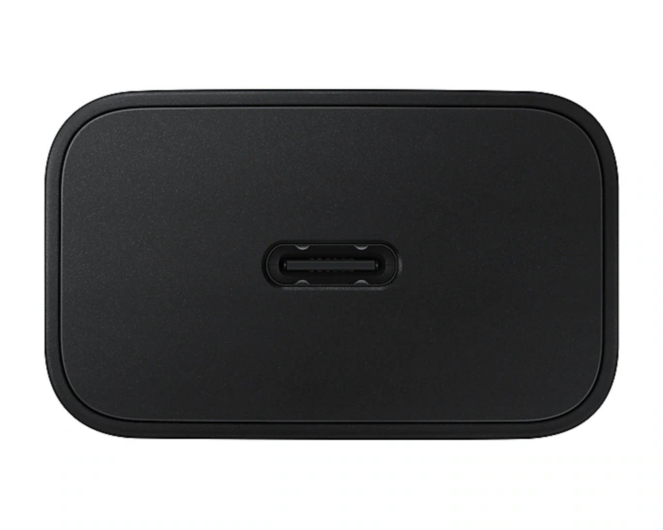 Schwarzer Ladeadapter mit USB-C-Anschluss, isoliert auf weißem Hintergrund, Nahaufnahme.