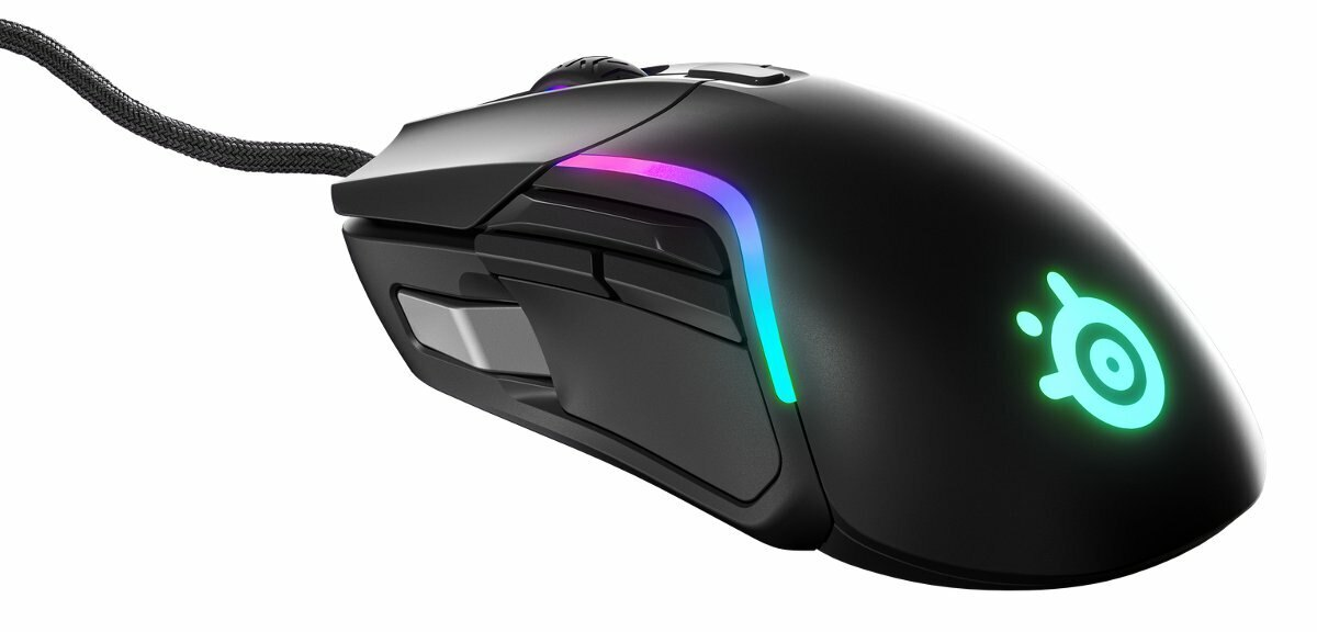 Czarna mysz gamingowa z podświetleniem RGB, z logo SteelSeries.