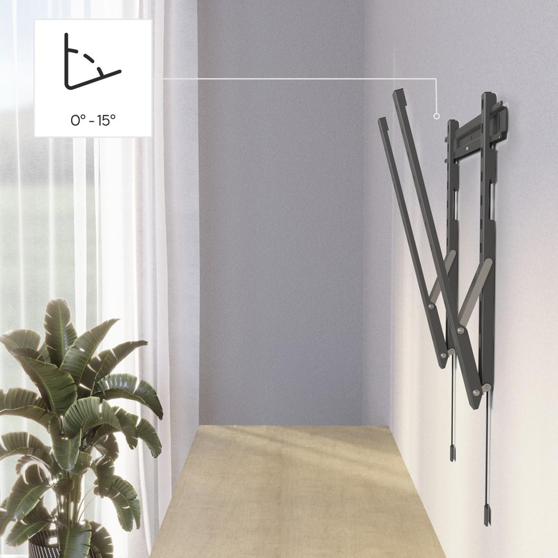 Wandhalterung für Fernseher, geöffnet, mit Winkeldiagramm. Pflanze und Fenster im Hintergrund.