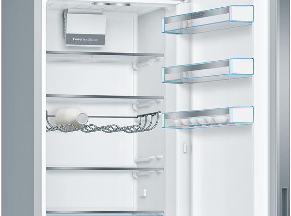 Kühlschrankinnenraum mit Regalen, einem Weinregal und einem 'PowerVentilation'-Etikett.