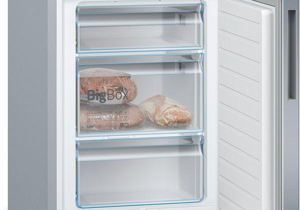 Ein Gefrierfach mit drei transparenten Schubladen, die verpackte Fleischprodukte enthalten.